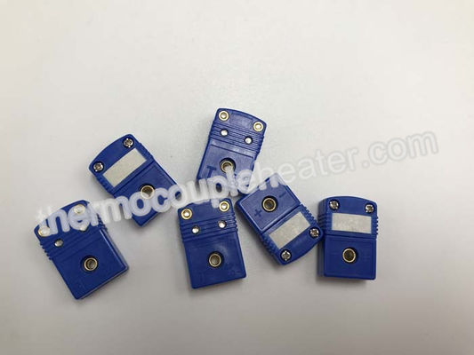 Mecanografíe el varón miniatura y los conectores hembra de T con los materiales niquelados del hierro, color azul