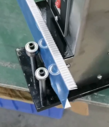 Máquina de formación de bordes para calentador de banda cerámica capaz de rodar bandas de acero más anchas